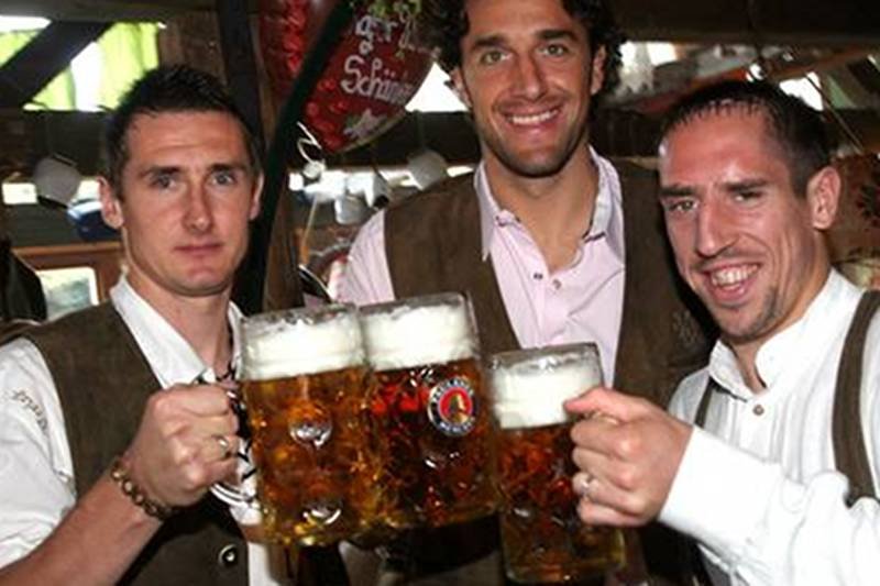 Piłkarze Bayernu Monachium w czasie Oktoberfest. Zdaniem Jana Chmury w tej chwili zatruwają swe organizmy