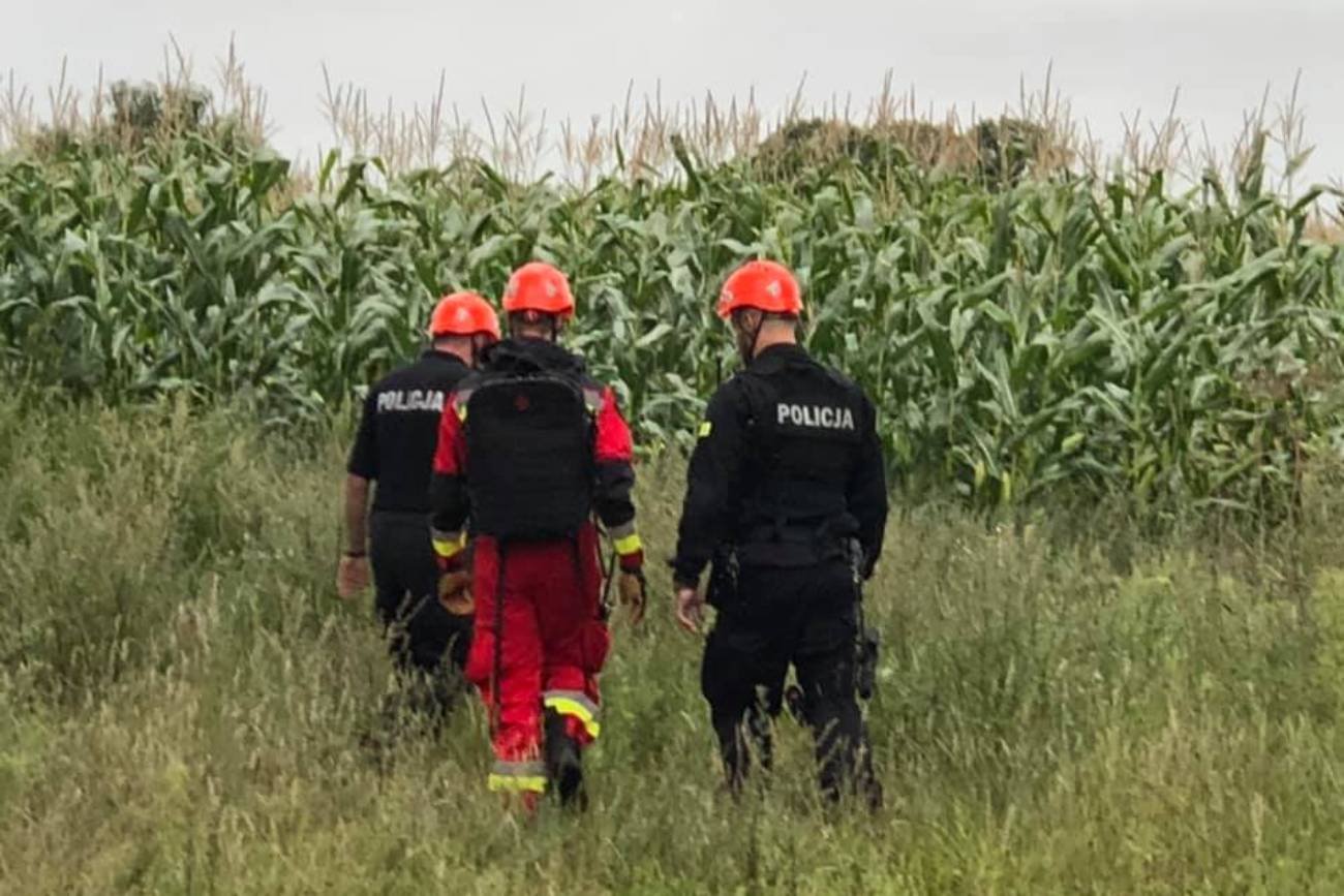 Policja w dalszym ciągu poszukuje 26-letniego Sebastiana Sierpińskiego, który zaginął po tym jak w trakcie jazdy wyskoczył z samochodu i nagle zaczął uciekać w pole kukurydzy.
