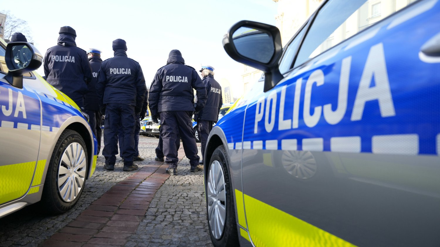Nawet w nocy w Warszawie słychać policyjne syreny i przejazdy kolumn. Dlaczego?