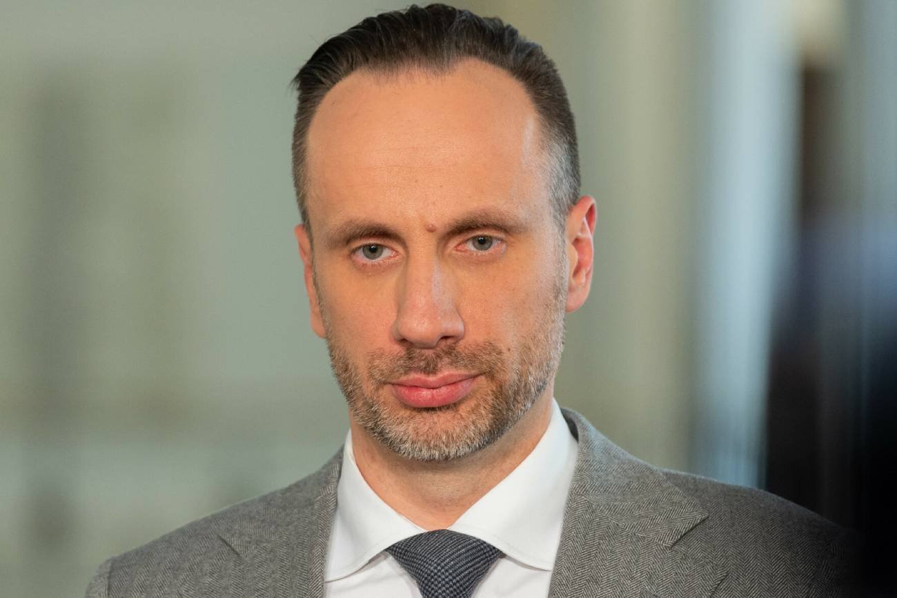 Janusz Kowalski uderzył w PO i zaliczył wpadkę. Poszło o "tęczową flagę"