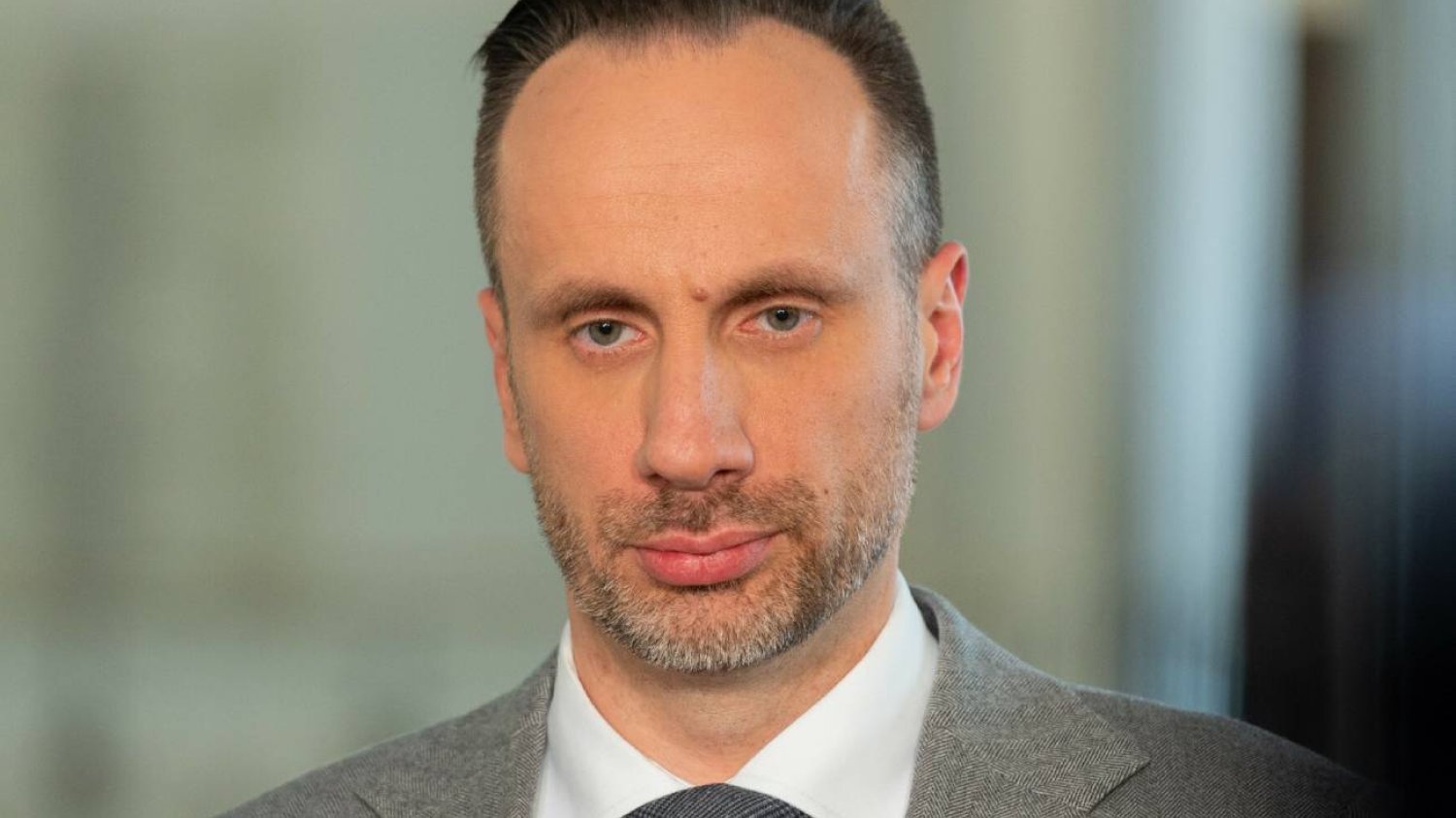 Janusz Kowalski uderzył w PO i zaliczył wpadkę. Poszło o "tęczową flagę"
