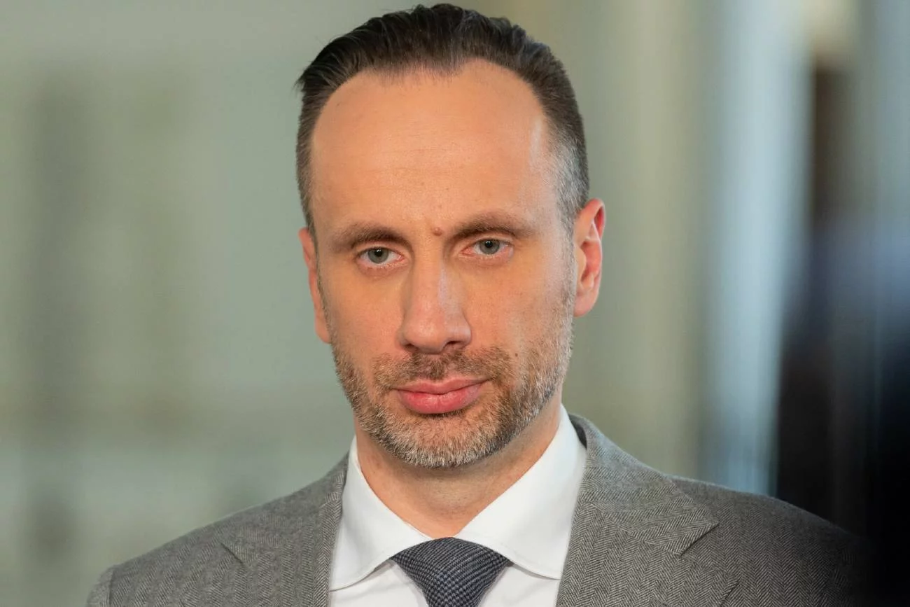 Janusz Kowalski uderzył w PO i zaliczył wpadkę. Poszło o "tęczową flagę"