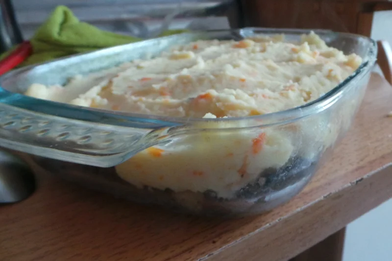 Shepherd's pie tuż przed włożeniem do piekarnika