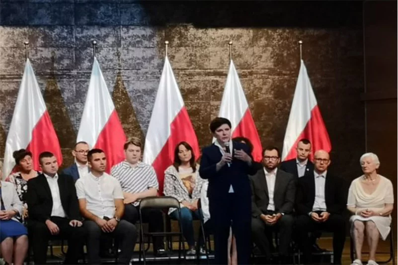 Miny ludzi w tle mówią wszystko...