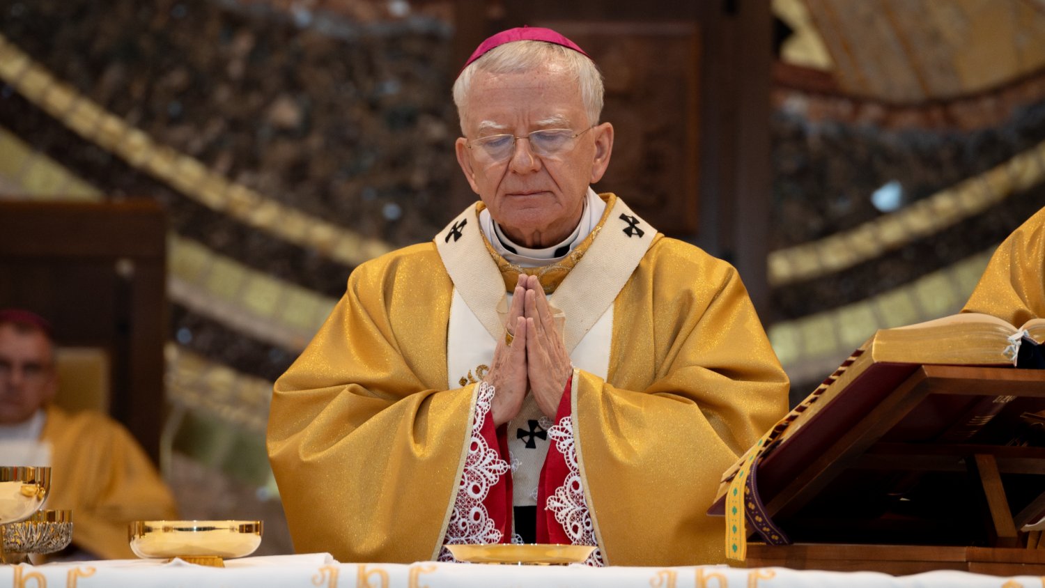 Abp Jędraszewski grzmi o reformie edukacji. Wspomniał o austriackim akwareliście