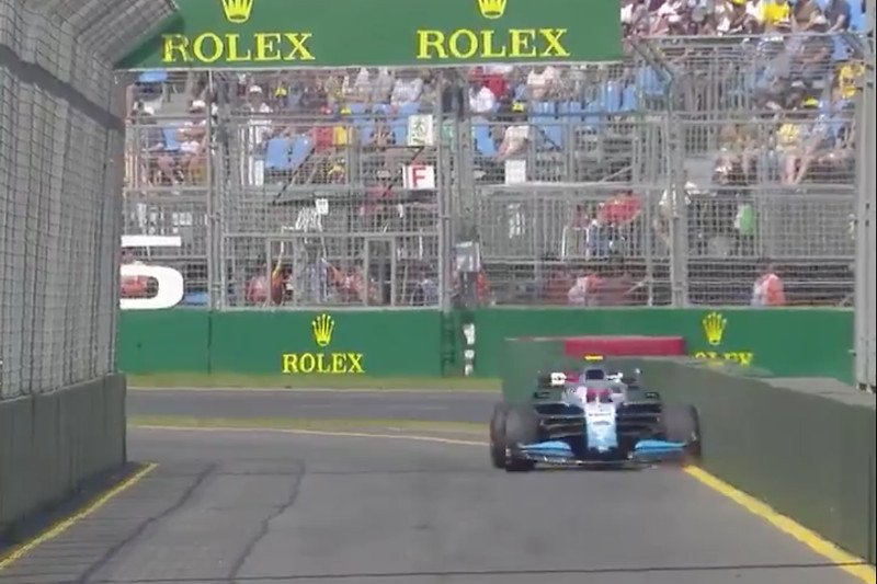 To jest ten moment, gdy bolid Roberta Kubicy uderza w bandę w alejce serwisowej.