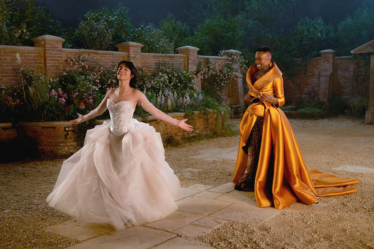 Na zdjęciu Camila Cabello jako Kopciuszek i Billy Porter jako matka chrzestna.