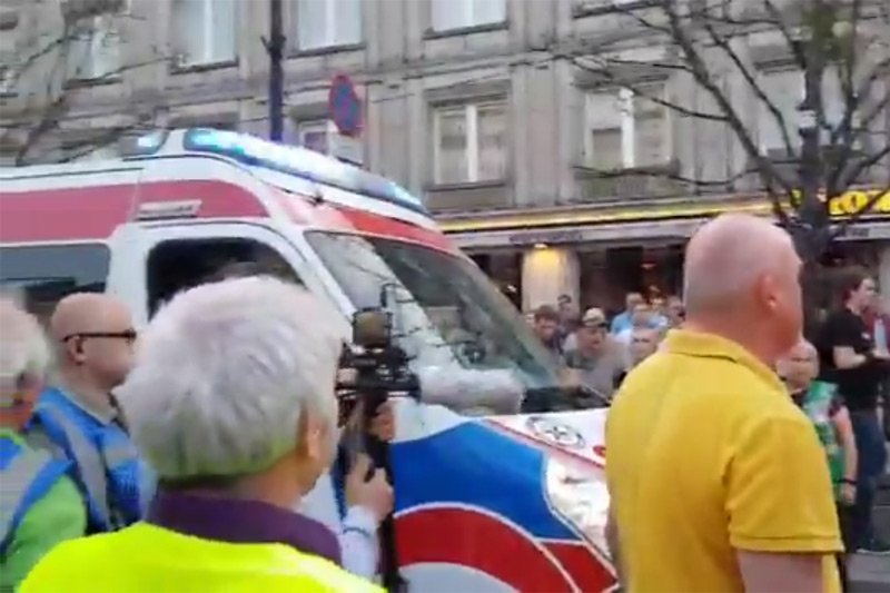 Podczas wtorkowych obchodów 96. miesięcznicy smoleńskiej przez Krakowskie Przedmieście nie mogła przejechać nawet karetka na sygnale.