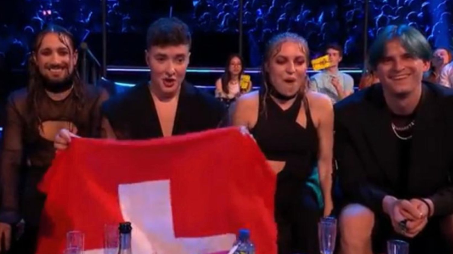 Tribbs (pierwszy z prawej) na Eurowizji wspierał Szwajcarię. Dlaczego nie Blankę?