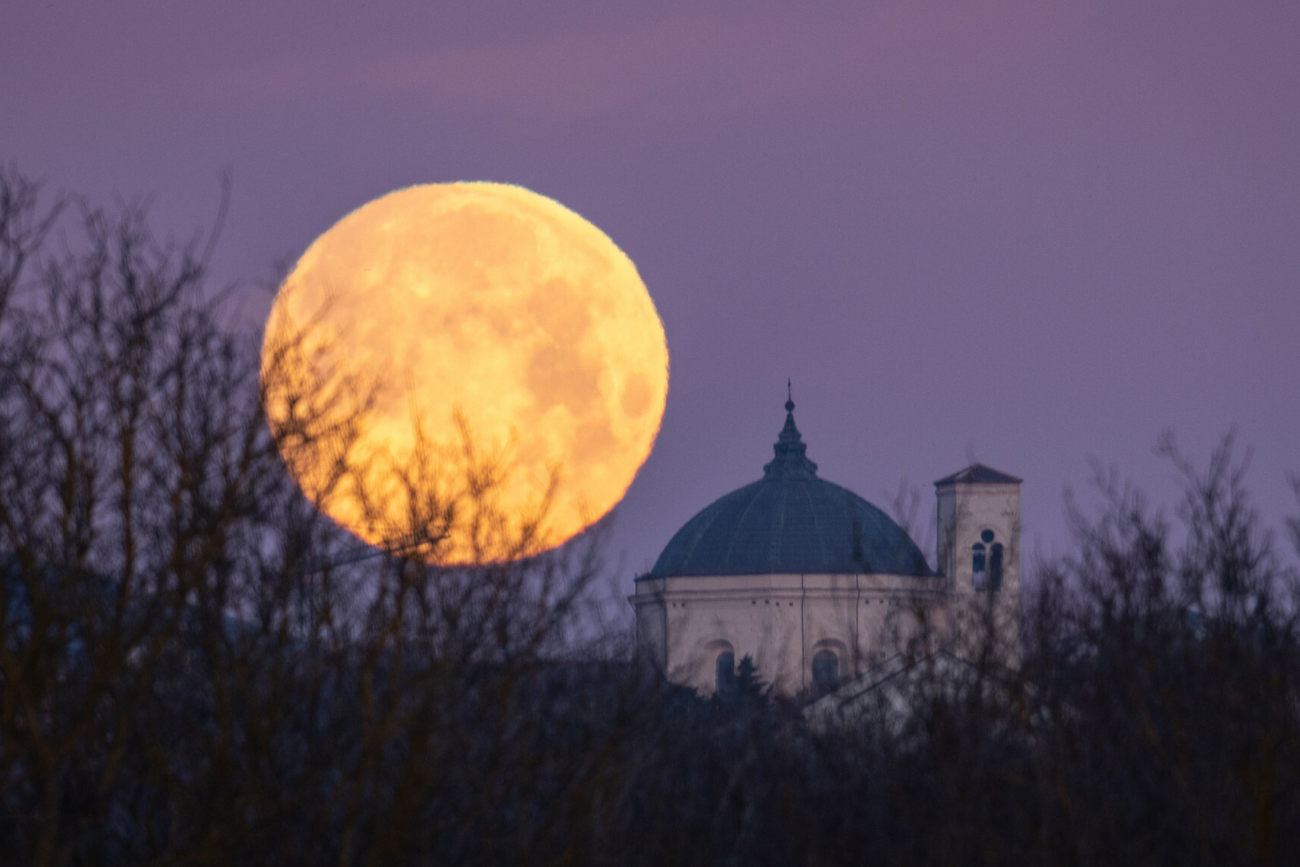 Wilczy Księżyc: pełnia księżyca w styczniu Wilczy Księżyc - kiedy go oglądać?