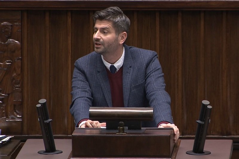 Poseł Krzysztof Śmieszek przywołał w swoim wystąpieniu Lecha Kaczyńskiego. Prawica zareagowała natychmiast.