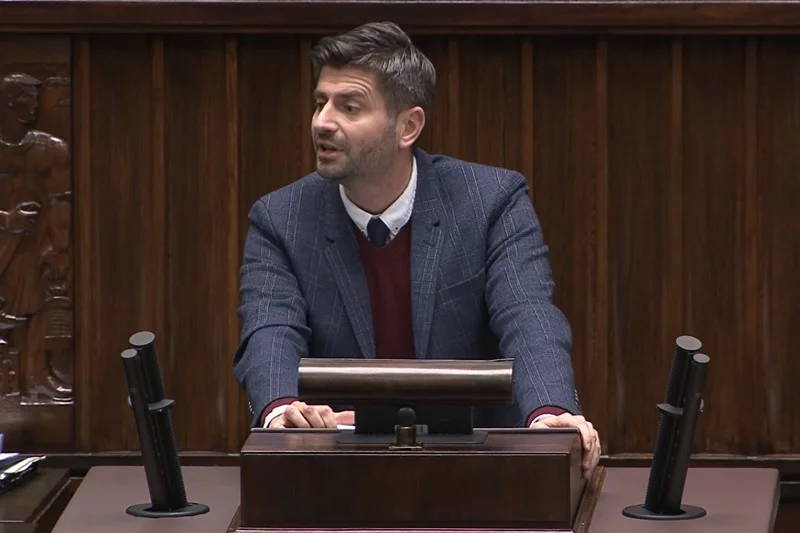 Poseł Krzysztof Śmieszek przywołał w swoim wystąpieniu Lecha Kaczyńskiego. Prawica zareagowała natychmiast.