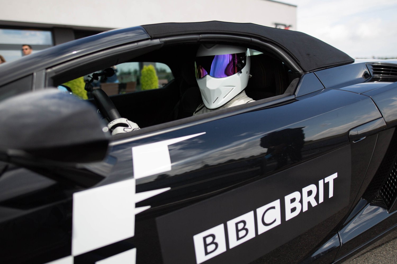 Stig odwiedził Tor Łódź. A ja miałem okazję przejechać się z nim i opowiedzieć o pierwszym odcinku 27. sezonu Top Gear.