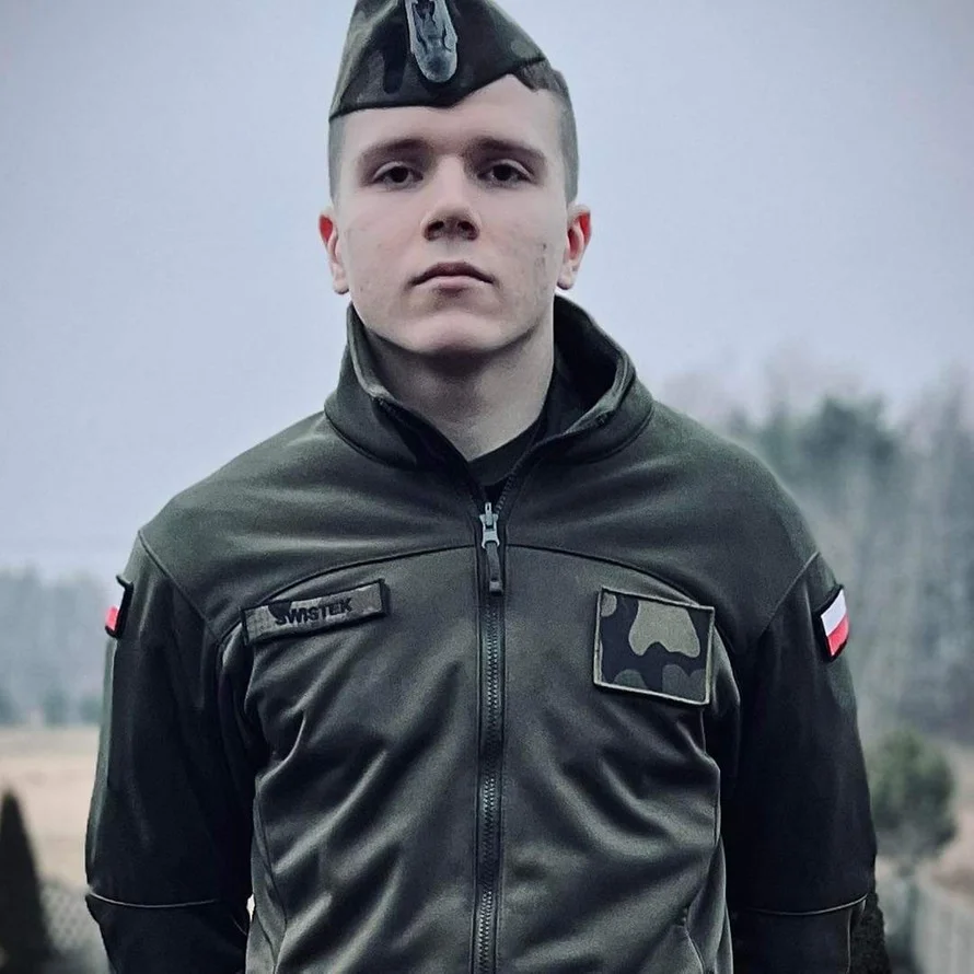 Dęblin. Trwają poszukiwania Konrada Świstka. Służby publikują nowe zdjęcia