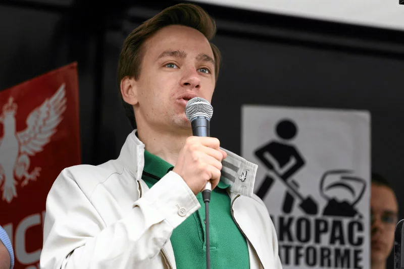 Krzysztof Bosak wyjawił na Twitterze, że stosowanie klapsów nie podpada pod bicie dzieci.