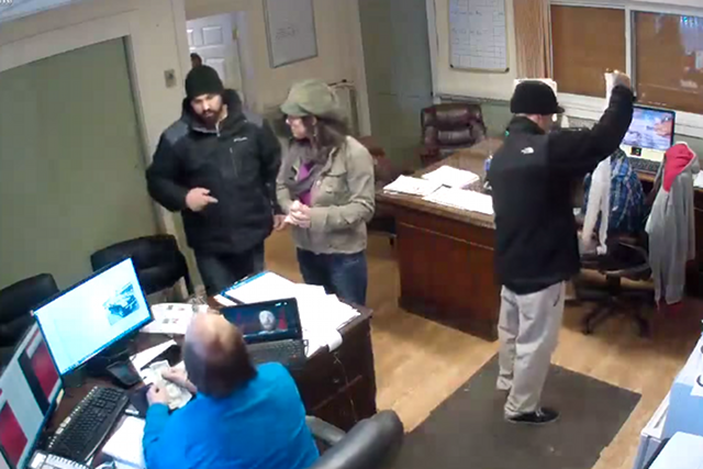 Amerykańscy sprzedawcy samochodowego komisu ośmieszyli dostawcę pizzy