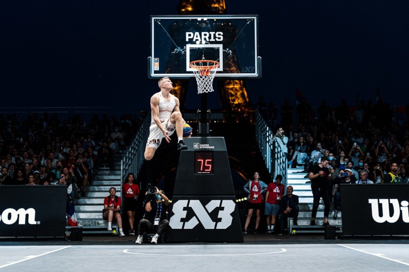 Fruwający Piotr Grabowski w trakcie konkursu wsadów na mistrzostwach Europy koszykówki 3x3 w Paryżu.