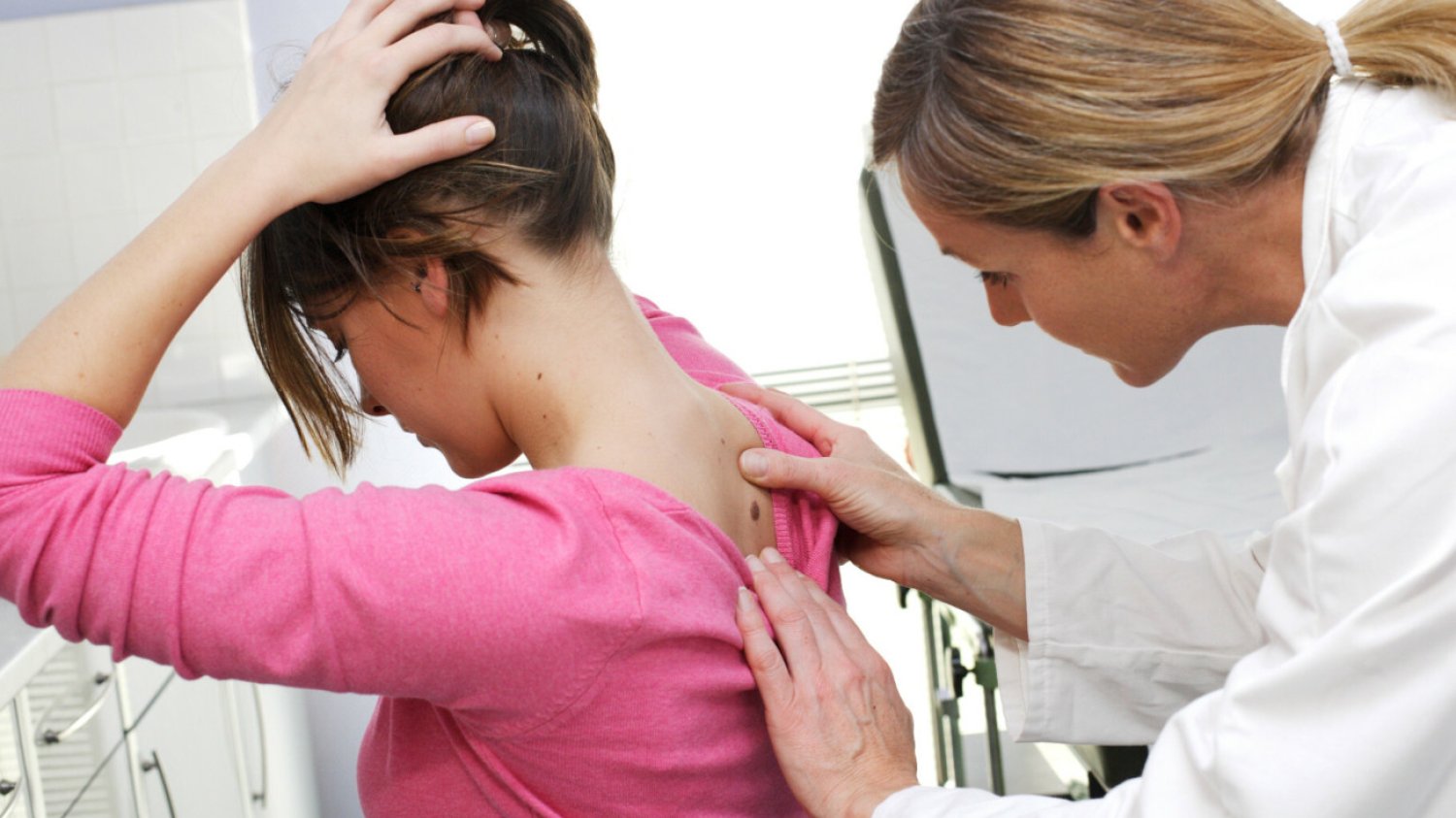 Podejrzane znamiona skórne warto pokazać dermatologowi