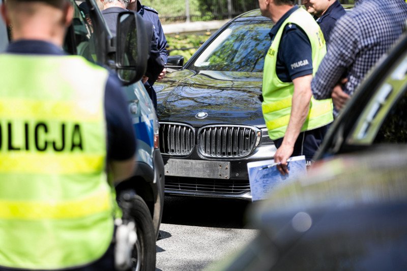 SOP chciał kupić lawetę. Nie udało się, przetarg został unieważniony. Na zdjęciu - policyjne czynności po wypadku, w którym pojazd SOP w Warszawie potrącił rowerzystkę.