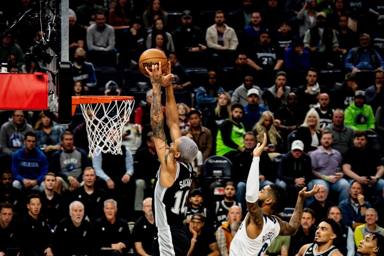 Jeremy Sochan zaliczył swój rekordowy występ w NBA, popisując się kilkoma naprawdę efektownymi zagraniami.