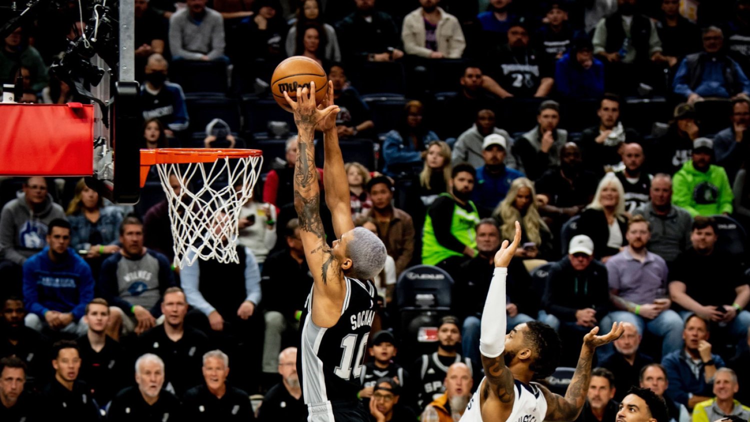 Jeremy Sochan zaliczył swój rekordowy występ w NBA, popisując się kilkoma naprawdę efektownymi zagraniami.