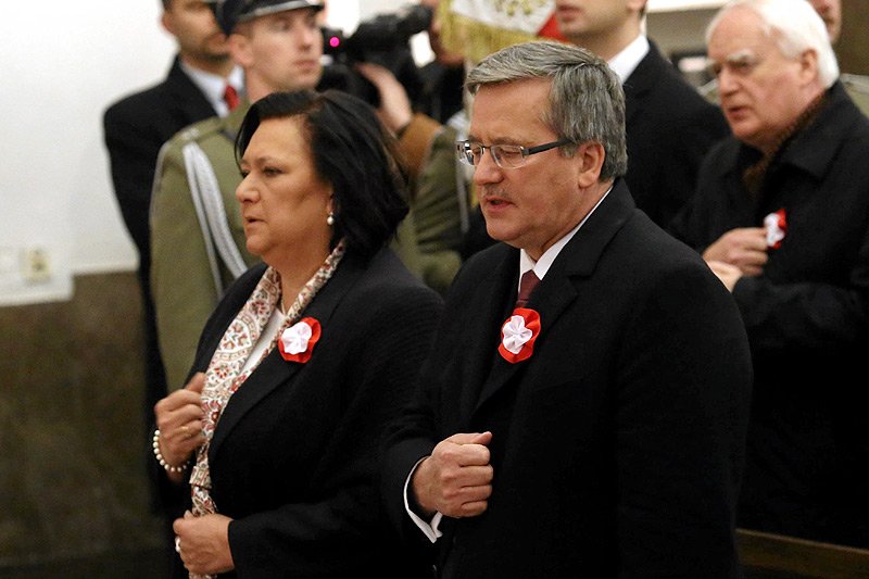 Prezydent Bronisław Komorowski Święto Niepodległości zaczął od mszy za ojczyznę. Czy głowa państwa powinna obnosić się ze swoim wyznaniem?