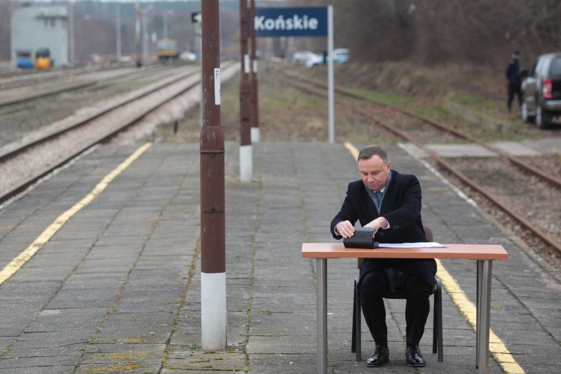 Prezydent Andrzej Duda w Końskich gościł w marcu 2020 roku. Podpisał wówczas na peronie ustawę o transporcie kolejowym.