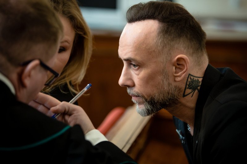 Nergal za obrazę uczuć religijnych ma zapłacić 15 tys. zł grzywny i pokryć koszty sądowe w kwocie 3,5 tys. zł.