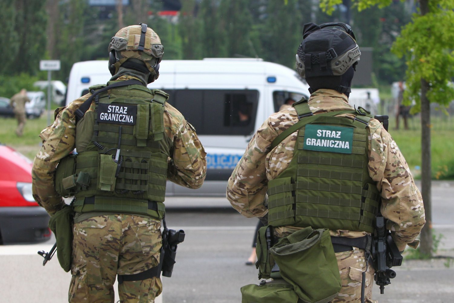 Funkcjonariusze Straży Granicznej zatrzymali samochód, którym poruszało się 10 nielegalnych imigrantów, na autostradzie A2.