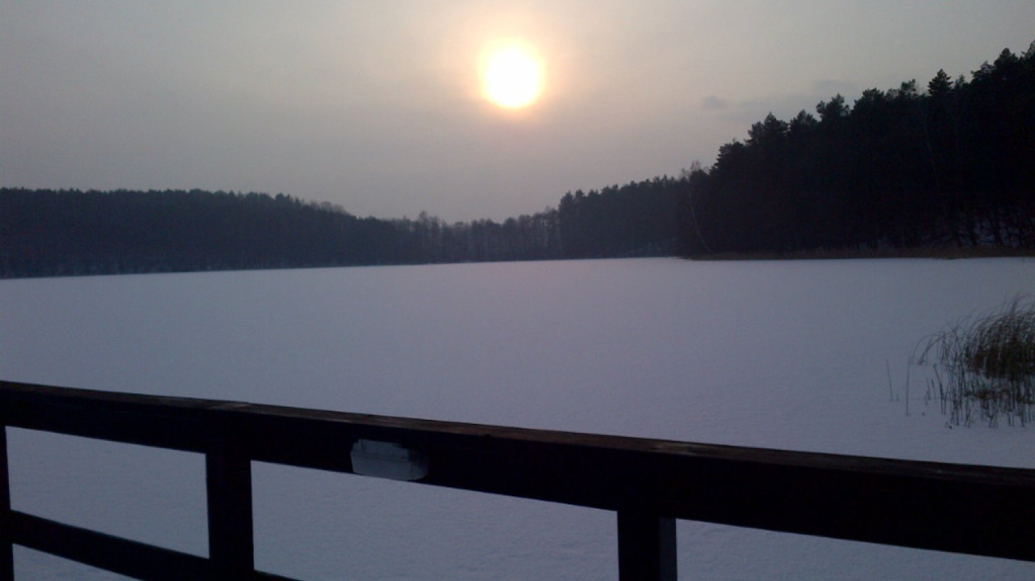Zamarznięte jezioro