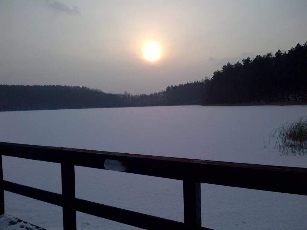 Zamarznięte jezioro