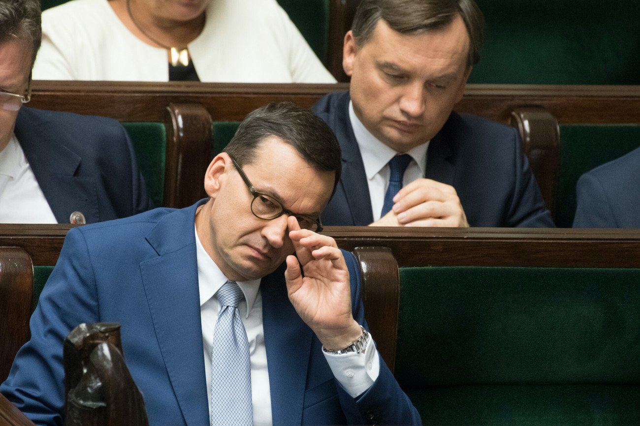 Mateusz Morawiecki i Zbigniew Ziobro w Sejmie na sali obrad.