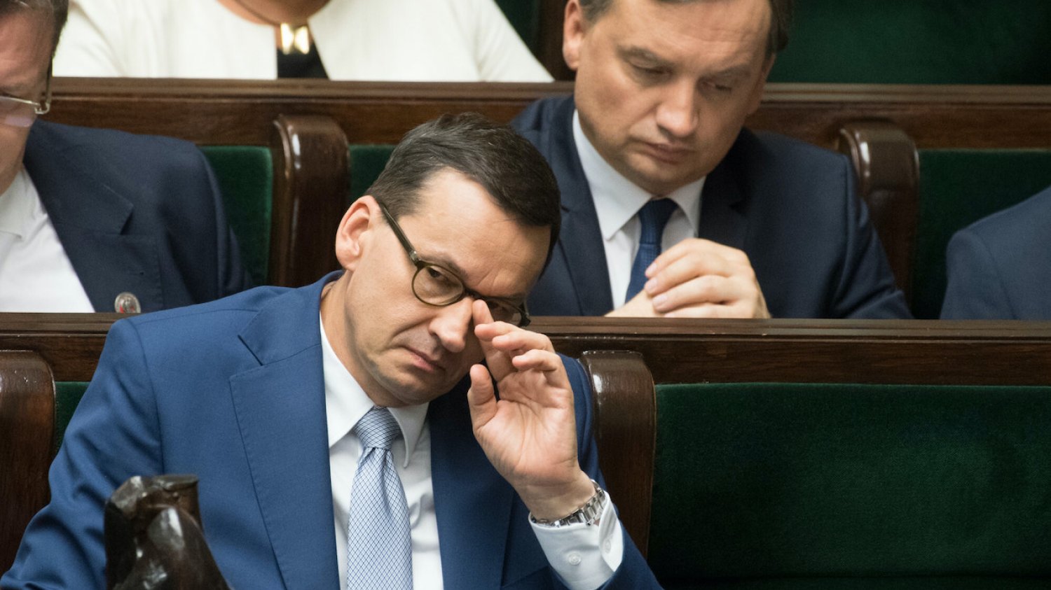 Mateusz Morawiecki i Zbigniew Ziobro w Sejmie na sali obrad.