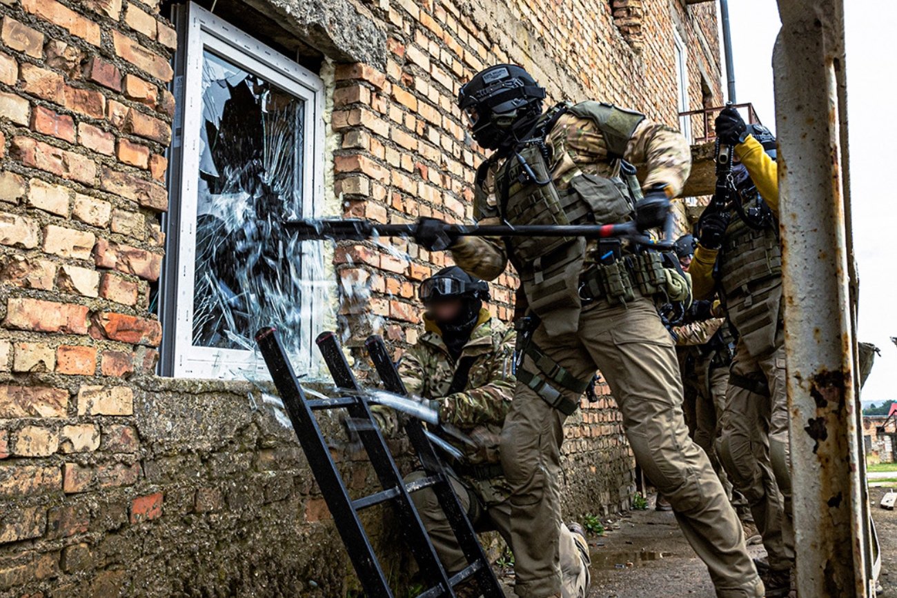 Duża akcja CBŚP w Gdańsku. Funkcjonariusze użyli grantów hukowych.