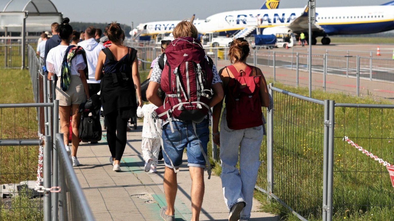Polacy kupują nowe plecaki do Ryanaira. Ryanair nakłonił Polaków do zakupu nowych plecaków.