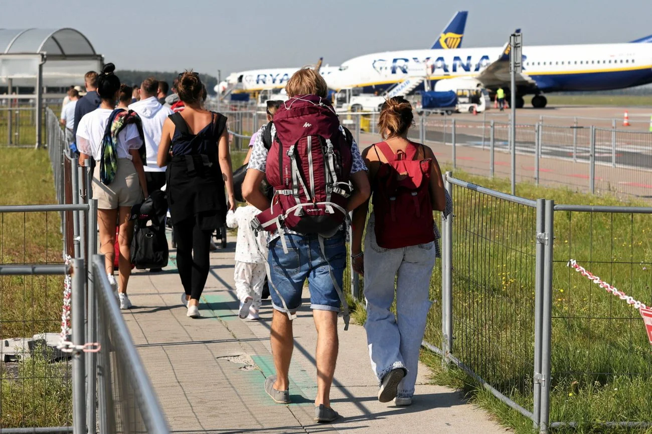 Polacy kupują nowe plecaki do Ryanaira. Ryanair nakłonił Polaków do zakupu nowych plecaków.