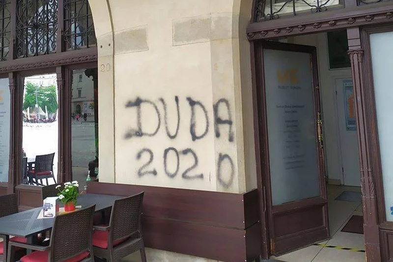 Wiadomo, kto zniszczył ścianę Sukiennic.
