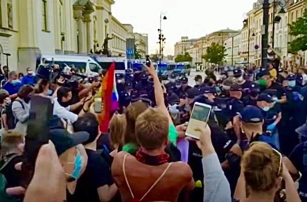 Piątek, 7 sierpnia 2020. Policja wyłapuje protestujących ludzi LGBT na Krakowskim Przedmieściu w Warszawie.