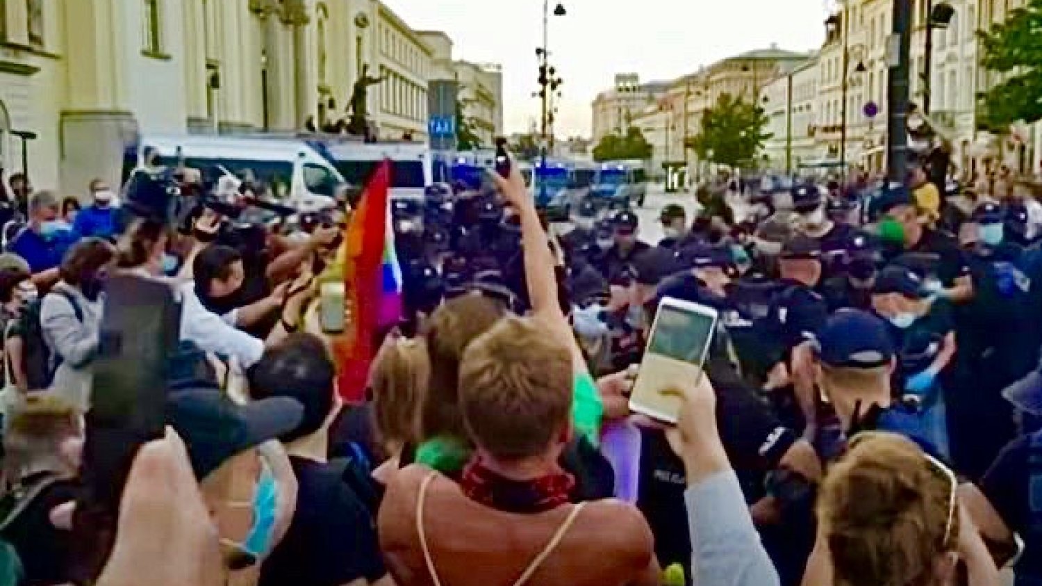 Piątek, 7 sierpnia 2020. Policja wyłapuje protestujących ludzi LGBT na Krakowskim Przedmieściu w Warszawie.