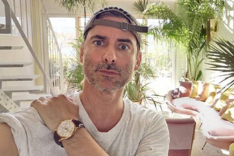 Marcin Tyszka jest zaskoczony "elektroniczną tacą" w kościele.