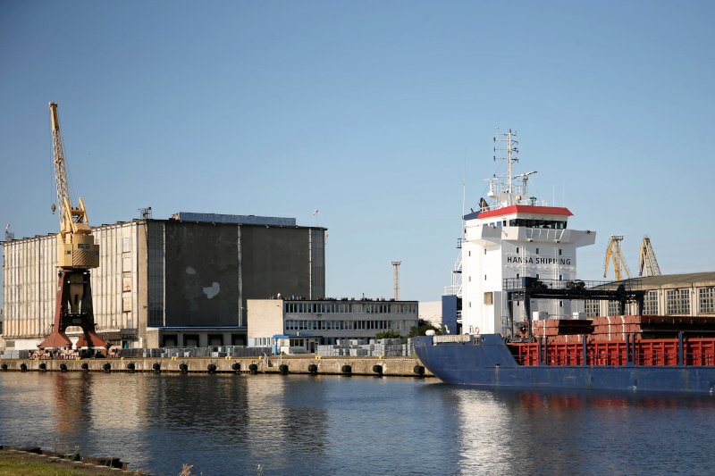 W szczecińskim porcie stoi statek z niebezpiecznym ładunkiem, który w każdej chwili może wybuchnąć.