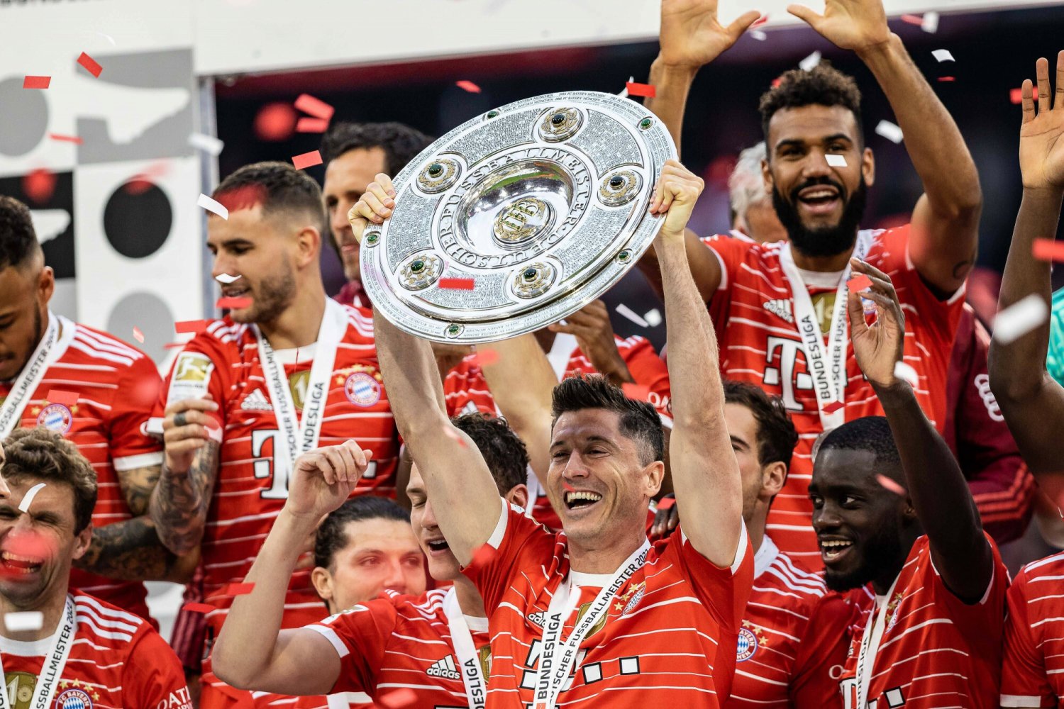 Bayern Monachium tylko zremisował z VfB Stuttgart, Robert Lewandowski z asystą. Czy to jego ostatni mecz na Allianz Arenie?