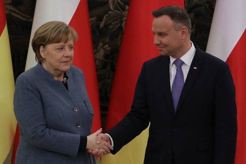 Andrzej Duda nie wywieszając flag Unii europejskiej zademonstrował dziś swój stosunek do Unii Europejskiej – twierdzi Janusz Sibora, specjalista do spraw protokołu dyplomatycznego.