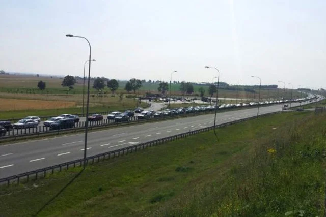 W takich korkach stoją jadący nad morze. Przed bramkami poboru opłat w Rusocinie na A1