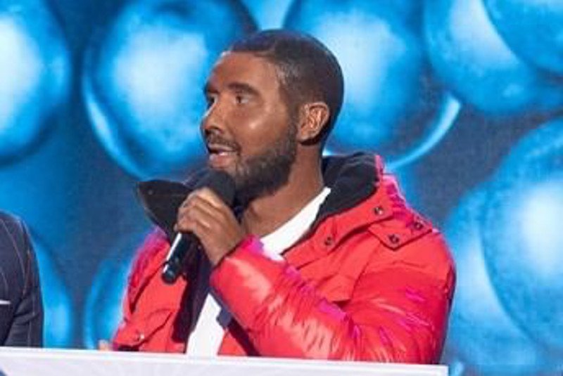 Bogumił "Boogie" Romanowski w roli Drake'a w programie Polsatu.