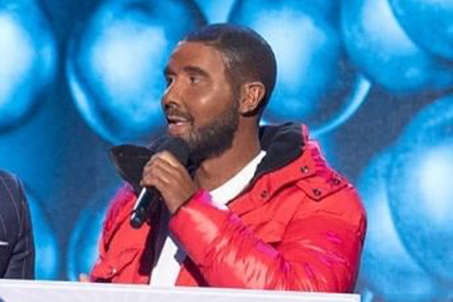 Bogumił "Boogie" Romanowski w roli Drake'a w programie Polsatu.