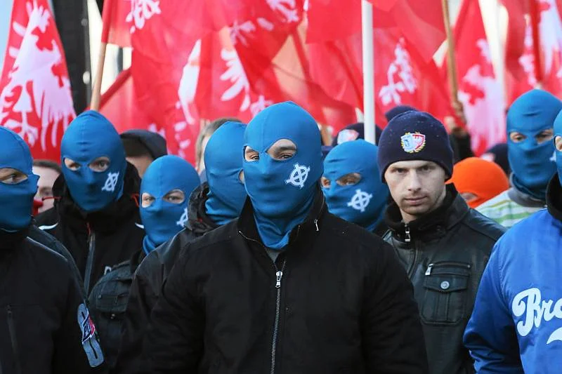 Agresję na Marszu Niepodległości ostro krytykują użytkownicy Twittera.