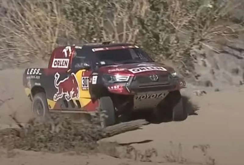 Jakub Przygoński świetnie radzi sobie na trasie Rajdu Dakar 2021.