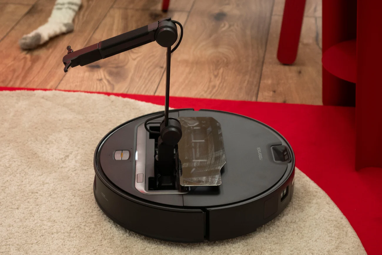 Saros Z70 to najbardziej zaawansowany robot sprzątający w ofercie Roborock. Rewolucyjnemu odkurzaczowi można przyjrzeć się na tymczasowym stoisku technologicznym marki w centrum handlowo-usługowym Westfield Arkadia w Warszawie.