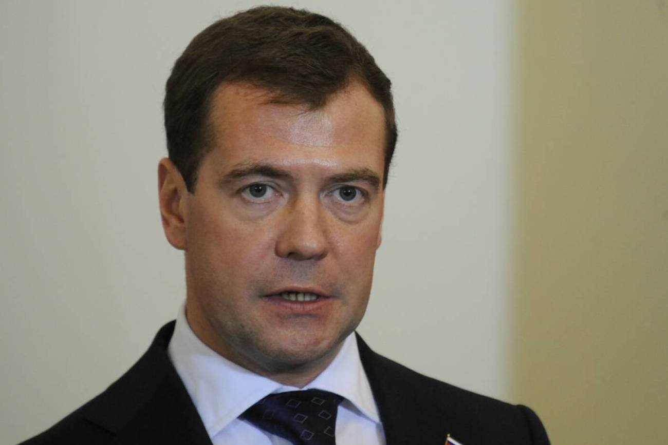 Miedwiediew chce zestrzelić Starlinki? Rosyjska partia: to fake news